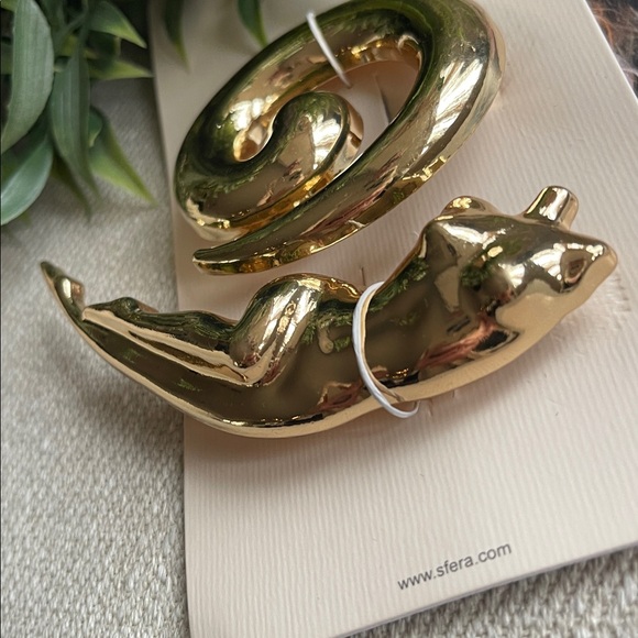 GOLD TONE BROOCH SET - Picture 3 of 3